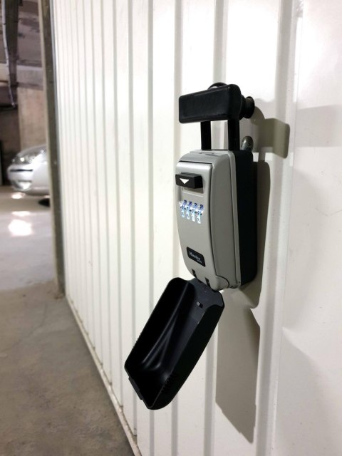 Skrytka na klucze z możliwością zawieszenia i szyfrem podświetlona Master Lock 5424EURD Skrytka na klucze z możliwością zawieszenia i szyfrem podświetlona Master Lock 5424EURD